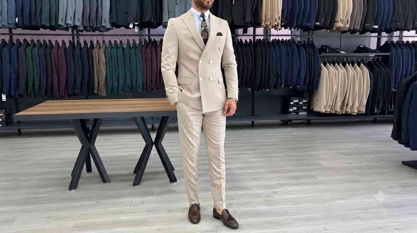 کت و شلوار مردانه کرم با طراحی شیک و پارچه باکیفیت